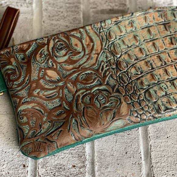 Wristlet green and metallic gold embossed roses and crocodile print design - Picture 8 of 12